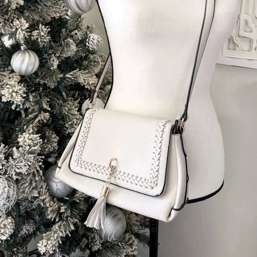 White Purse W/ Tassel - Picture 1 of 5